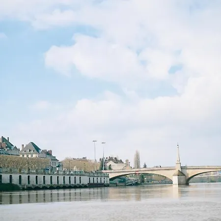 Holiday home Loft Sur L'eau En Centre-ville De Compiegne